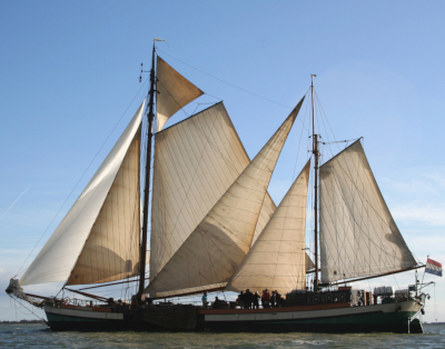 De Tweemastklipper Lutgerdina ligt afgemeerd in Harlingen tijdens de Tall Ships Races in Harlingen.