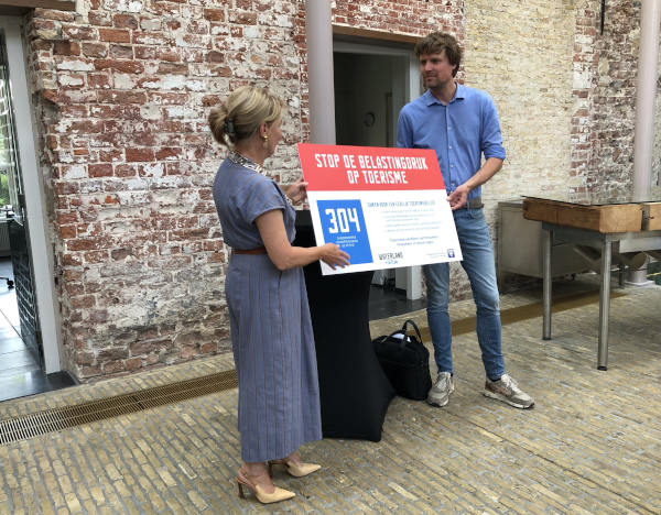 Burgemeester Jannewietske de Vries neemt de petitie in ontvangst