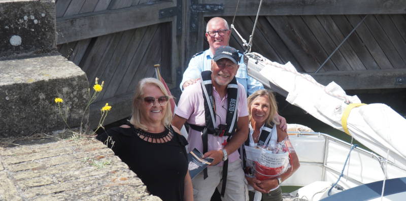 v.l.n.r. Namens de OVM Karin Lemmens-Boll. Teun en Maud Blijenberg. Achter hen de havenmeester Hendrik van der Werf