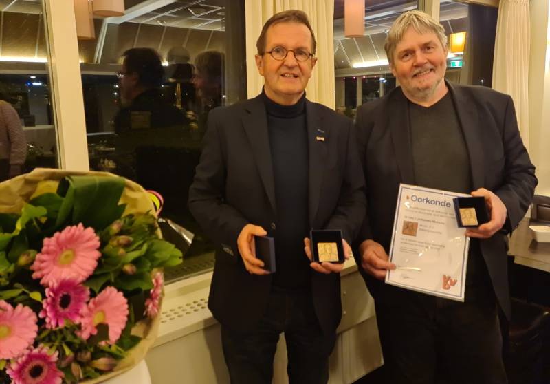 Hielke Bandstra (links) en Joop Meinsma benoemd tot Lid van Verdienste