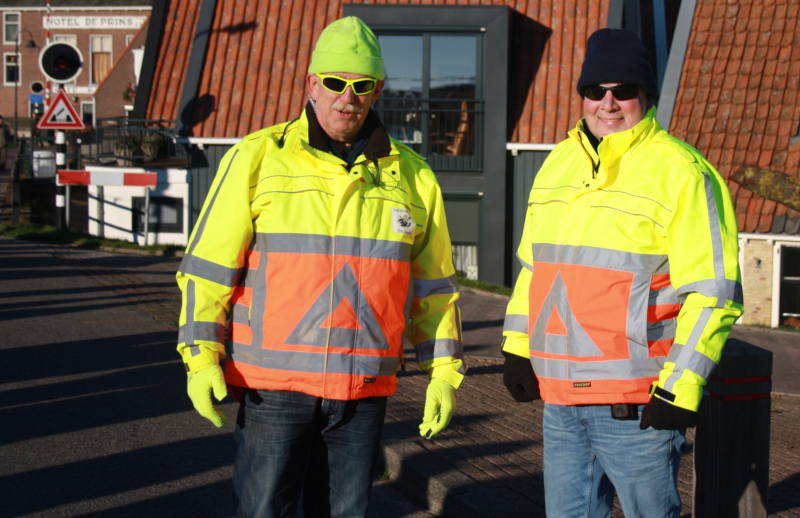 Deze twee vriendelijk lachende verkeersregelaars waarschijnlijk niet, maar misschien hun collega