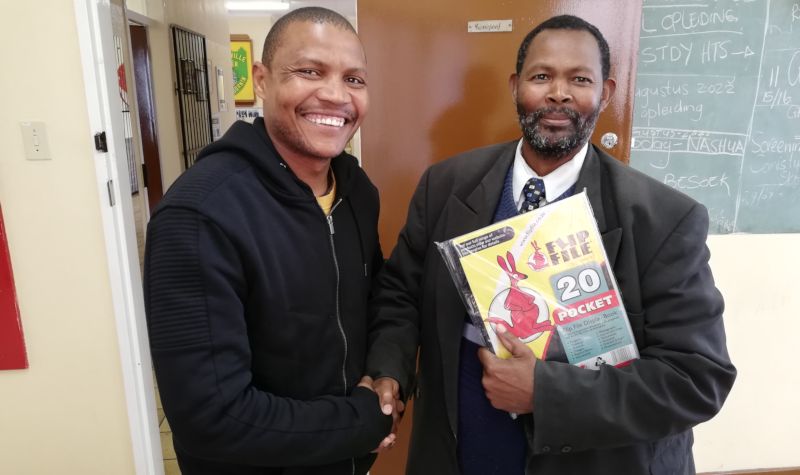 Foto Marieke Jooste-Heinkens: Jacobus Jooste (links) op bezoek bij zijn oude lagere school in De Nova Rawsonville, Zuid-Afrika met rechts Mr. Adams de huidige directeur.