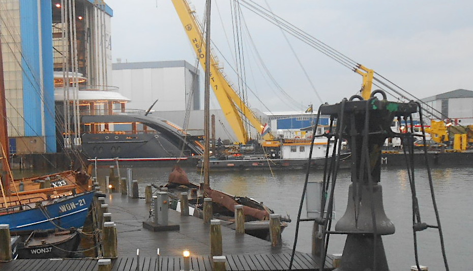 De voorbereidingen zijn klaar. Het grootste jacht ooit in Nederland gebouwd gaat de hal in Makkum verlaten