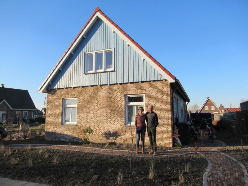 Foto van Wim en Saskia voor hun ecologische woning in Makkum (eigen foto)