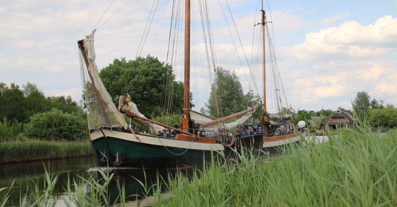 Met de Lutgerdina maakt SailWise zeilzwerftochten over het IJsselmeer en het Wad.