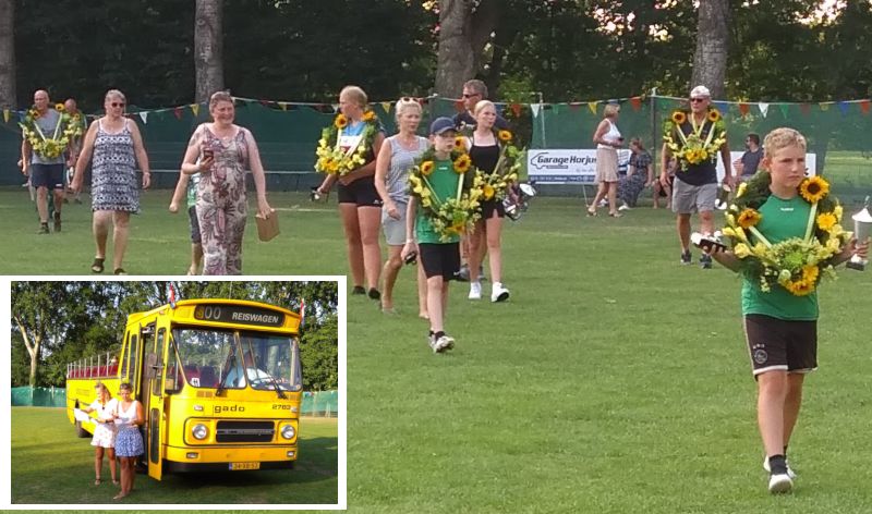 Vanaf de fotoshoot, alle kranswinnaars. naar de bus voor de rondrit. Vanzelfsprekend enkel voor de VIP