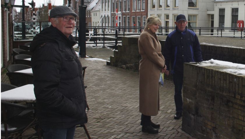 Overleg tussen Kathi Wortmann(Plaatselijk Belang) en de heren van der Weerd (links) en Poog(rechts)