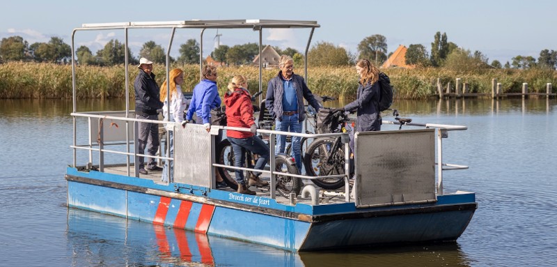 Het pontje Droech oer de Feart bij Gaastmeer