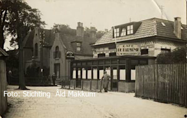 Willem Hergaarden, uitbater van 1927-1934 voor zijn café-biljart. Toen de wedstrijden van de zondagsvoetbalclub MVC (Makkumer Voetbal Club) nog op het aan de overzijde achter de Bleekstraat gelegen It Fintsje plaatsvonden, mochten de bezoekende teams zich omkleden in het café.