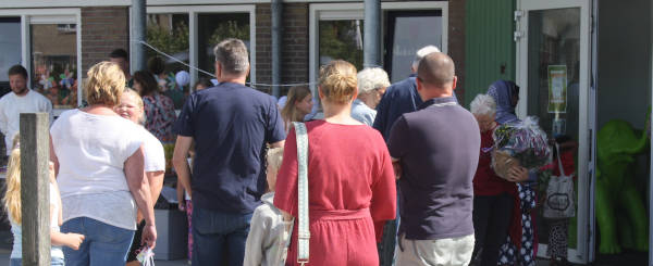 In de rij om afscheid te mogen nemen van Juf Petra.