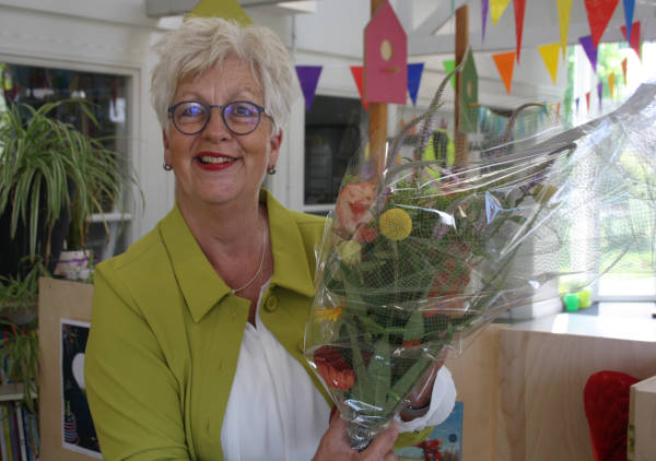 Juf Petra neemt vele cadeautjes aan, maar nog veel meer lieve woorden.