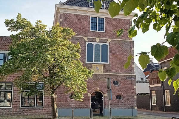 De Waag in Makkum. Hier is de expositie en de film te bekijken