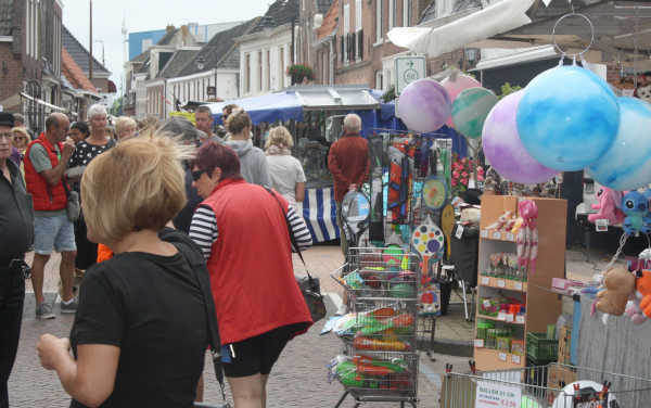 Gezellige drukte op de braderie in het centrum.