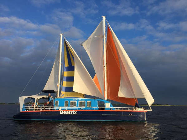 foto bij artikel: Catamaran Beatrix vaart inclusief mee tijdens SAIL