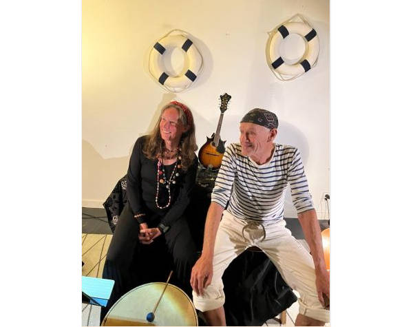 Muzikale vertel-voorstelling Lampke. Het is een beeldende vertelling door Pyke Kroes en Carel van Leeuwen