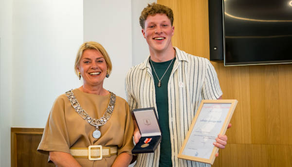 Burgemeester Jannewietske de Vries en Jordy van Gelder