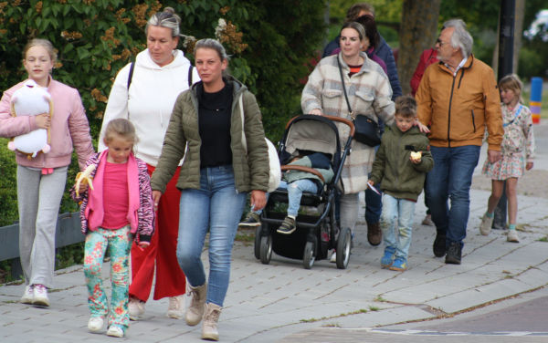 Avond4daagse wandelaars op weg naar....