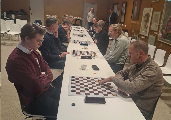 regearjend kampioen Hein de Vries (l) tsjin Niek Tolsma.